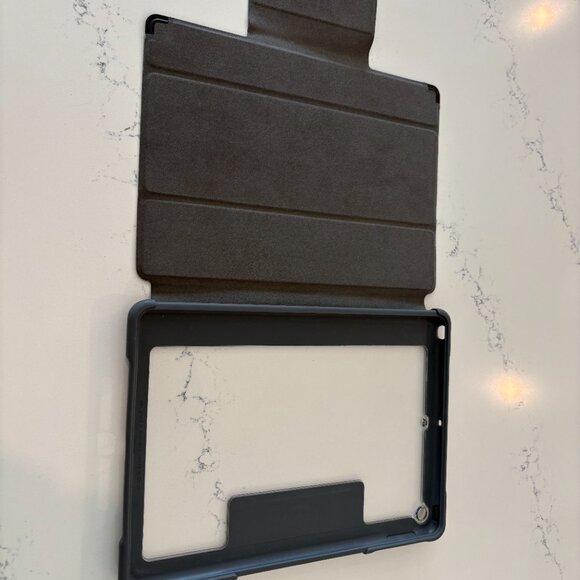 iPad - 6th Generation - with case & charging cord - Picture 6 of 8